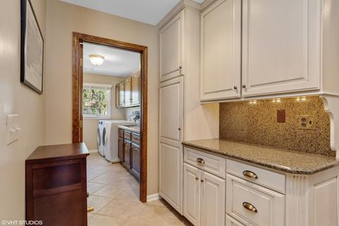 1001 Buckingham Dr, Wheaton, IL 60189 photo 8