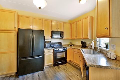 715 Astor Ln #303, Wheeling, IL 60090 photo 9