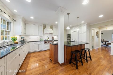 630 Maplewood Dr, Wheaton, IL 60189 photo 2