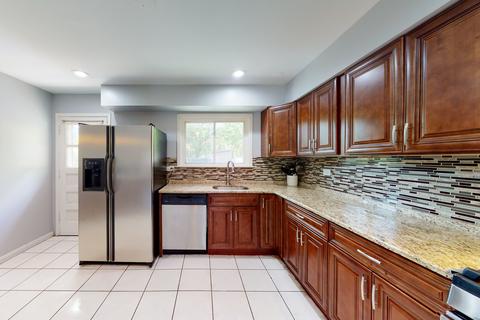 8850 Dee Rd, Des Plaines, IL 60016 photo 3