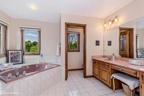 650 Red Maple Ln, Roselle, IL 60172 photo 10