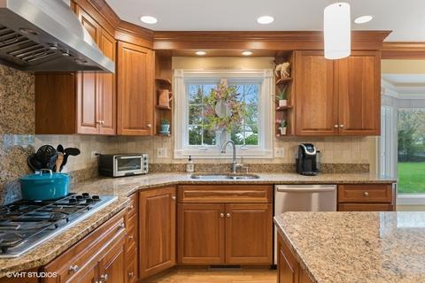 2010 Chatham Dr, Wheaton, IL 60189 photo 5