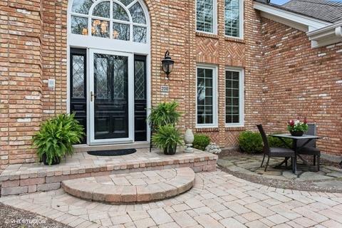2010 Chatham Dr, Wheaton, IL 60189 photo 2