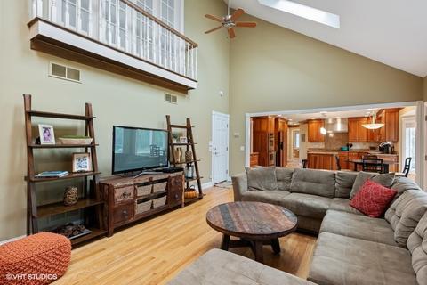 2010 Chatham Dr, Wheaton, IL 60189 photo 9