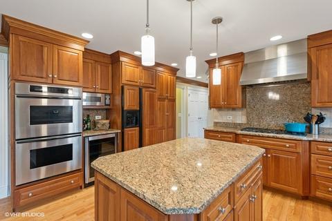 2010 Chatham Dr, Wheaton, IL 60189 photo 6