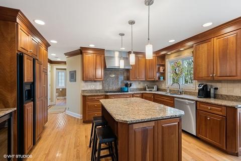 2010 Chatham Dr, Wheaton, IL 60189 photo 4