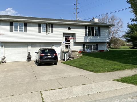 111 Cedar Dr, Clinton, IL 61727 photo 1
