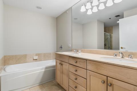 57 E Delaware Pl #2006, Chicago, IL 60611 photo 12