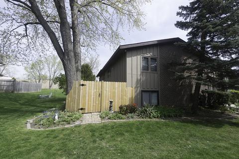 574 Forum Dr, Roselle, IL 60172 photo 5