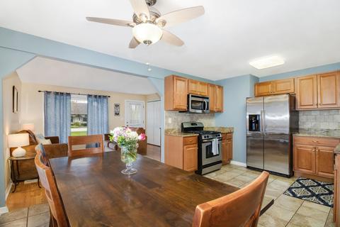 7601 Eleanor Pl, Willowbrook, IL 60527 photo 4