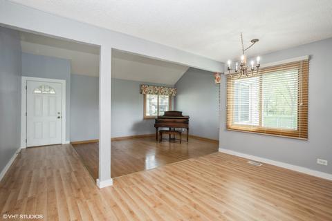 5820 Danforth Ct, Hanover Park, IL 60133 photo 3