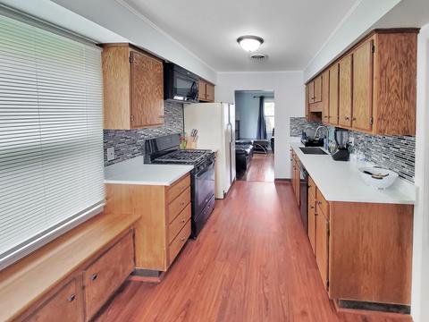 685 Ludlow Ave, Elgin, IL 60120 photo 4