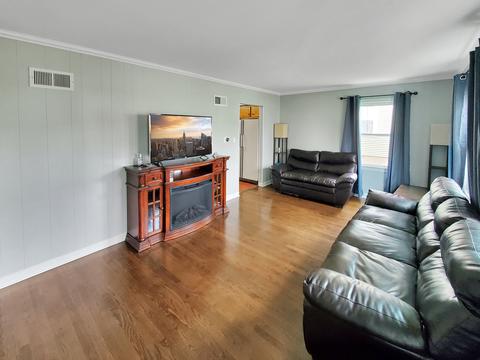 685 Ludlow Ave, Elgin, IL 60120 photo 2
