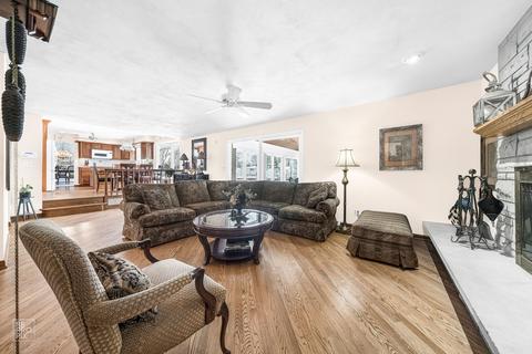 515 E Park Manor Ct, Elmhurst, IL 60126 photo 2