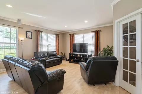 7255 Dada Dr, Gurnee, IL 60031 photo 4