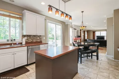 7255 Dada Dr, Gurnee, IL 60031 photo 9