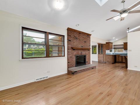 1205 S Main St, Wheaton, IL 60189 photo 3