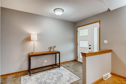1705 E Mohawk Ln, Mount Prospect, IL 60056 photo 2