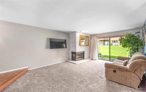8 Creekside Cir #B, Elgin, IL 60123 photo 3