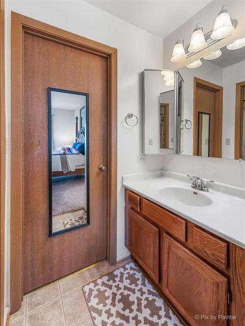 8 Creekside Cir #B, Elgin, IL 60123 photo 12
