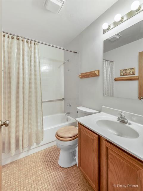 8 Creekside Cir #B, Elgin, IL 60123 photo 14