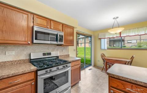 8 Creekside Cir #B, Elgin, IL 60123 photo 7