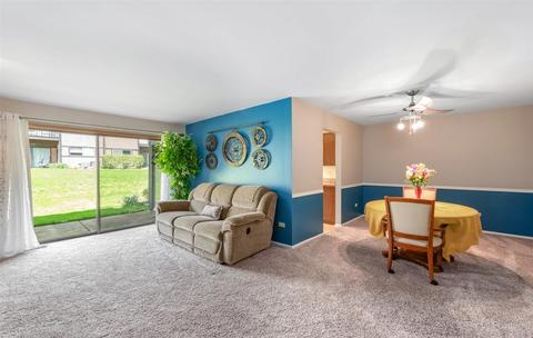8 Creekside Cir #B, Elgin, IL 60123 photo 2