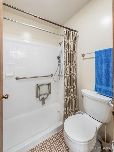 8 Creekside Cir #B, Elgin, IL 60123 photo 13