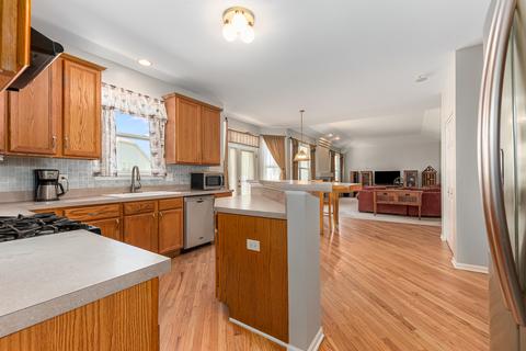 351 Plainview Dr, Bolingbrook, IL 60440 photo 9