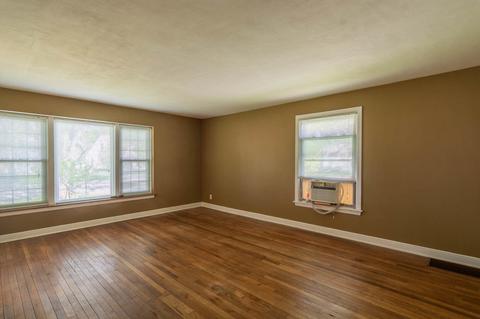 555 S Edison Ave, Elgin, IL 60123 photo 4