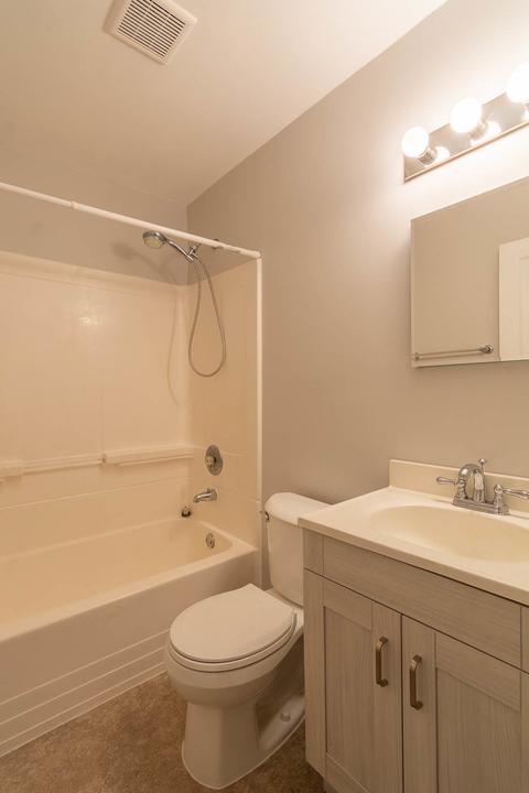 555 S Edison Ave, Elgin, IL 60123 photo 9