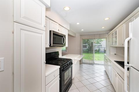 459 Hickory Dr, Wheeling, IL 60090 photo 3