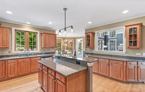 11 N600 Hunter Trl, Elgin, IL 60124 photo 9