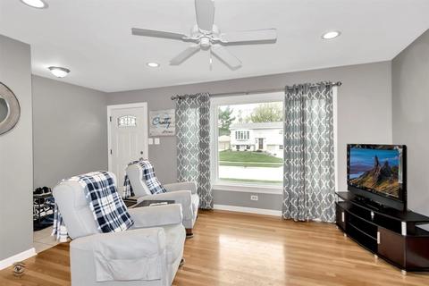 5835 Stuart Ln, Oak Forest, IL 60452 photo 3