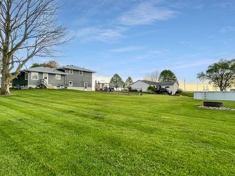882 Skyline Dr, Freeport, IL 61032 photo 3