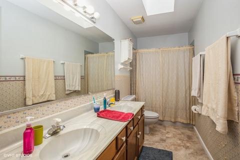 652 White Oak Ln, Bartlett, IL 60103 photo 9