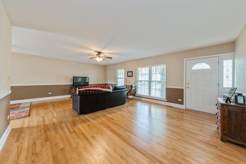 1133 Valley Stream Dr, Wheeling, IL 60090 photo 2