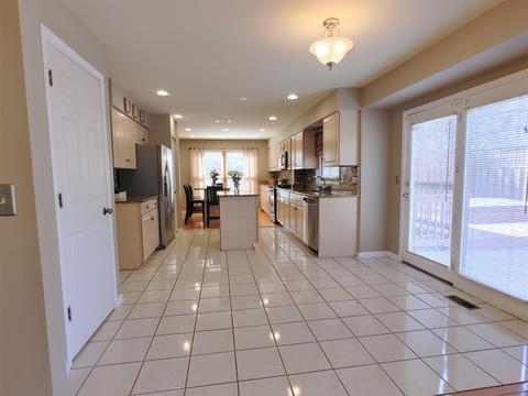 1150 Cobblers Xing, Elgin, IL 60120 photo 17