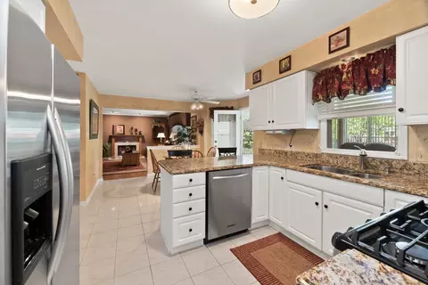 39 Forestview Ln, Aurora, IL 60502 photo 10