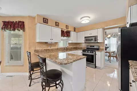 39 Forestview Ln, Aurora, IL 60502 photo 9