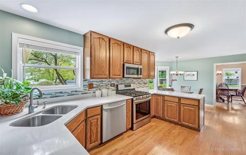 2633 Colonial Dr, Elgin, IL 60124 photo 8