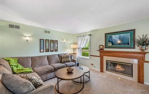 2633 Colonial Dr, Elgin, IL 60124 photo 12