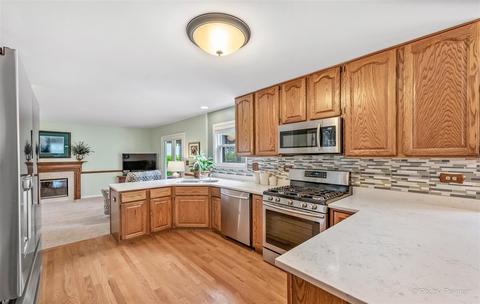 2633 Colonial Dr, Elgin, IL 60124 photo 11