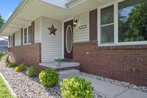 2912 Dodge Dr, Bloomington, IL 61704 photo 2