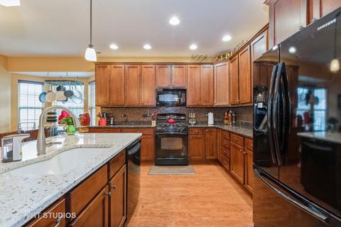 1044 Broadmoor Dr, Elgin, IL 60124 photo 5