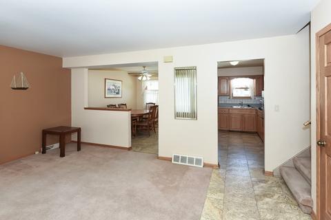 1410 Anthony Rd, Wheeling, IL 60090 photo 2