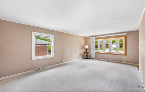 19 E Ardmore Ave, Roselle, IL 60172 photo 5