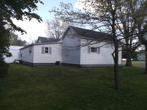 395 S 1st St, Sheldon, IL 60966 photo 4