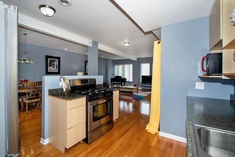 2339 E 72nd St #2E, Chicago, IL 60649 photo 4
