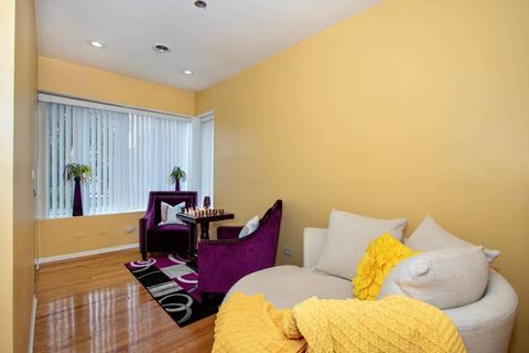 2339 E 72nd St #2E, Chicago, IL 60649 photo 9